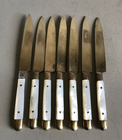 null Set of seven small fruit knives in bronze and mother-of-pearl handle

Foreign...