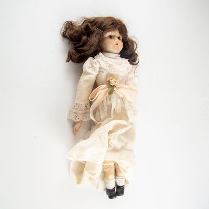 null Porcelain and fabric doll

Height: 41 cm

Worn