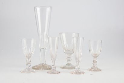 null Suite de 6 verres anciens comprenant une flûte, un verre et quatre petits verres

H.:...