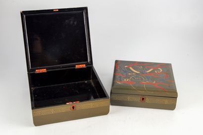 null Deux boîtes en bois laqué à décor de dragons

Japon, XXème siècle

8 x 19,5...