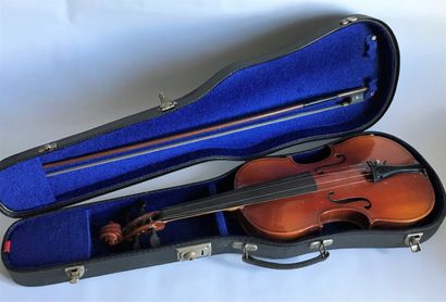 BEUSCHER Paul BEUSCHER

Study violin and its bow.

L. : 57,5 cm

In its case

As...