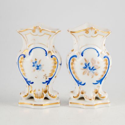 PARIS PARIS

A pair of small porcelain vases decorated with gilded fillets and flowers

H.:...