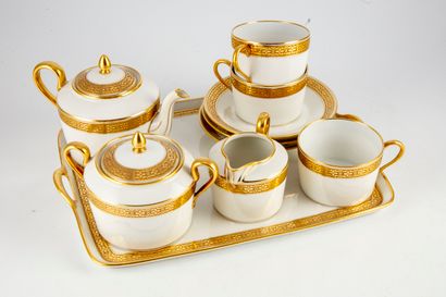 LIMOGES LIMOGES

Service à thé en porcelaine comprenant une théière, un sucrier couvert,...