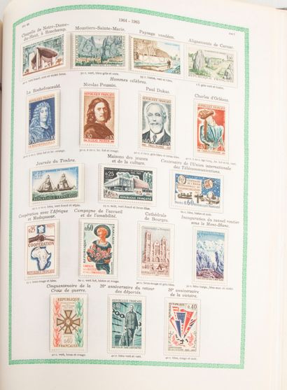 null 3 classeurs dont une petite collection de France et deux albums de timbres ...