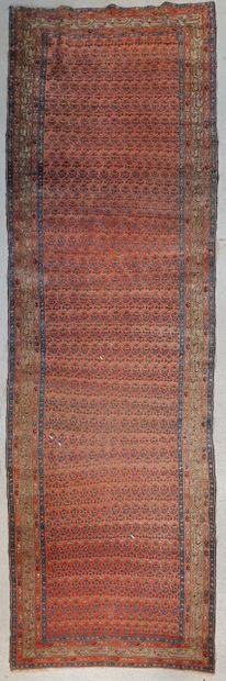 null Important tapis persan de galerie à motifs sur champ rouge clair de rangs de...