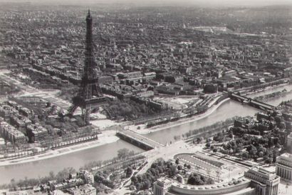 null Roger HENRARD 

Suite de 13 tirages photographiques de vues aériennes de Paris...