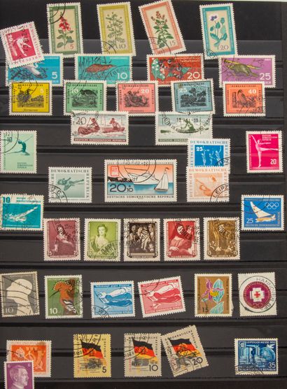 null 3 classeurs dont une petite collection de France et deux albums de timbres ...