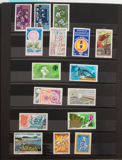 null Ensemble de timbres neufs présentée en deux classeurs dont timbres de la Nouvelle-Calédonie...