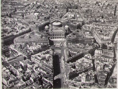 null Roger HENRARD 

Suite de 13 tirages photographiques de vues aériennes de Paris...