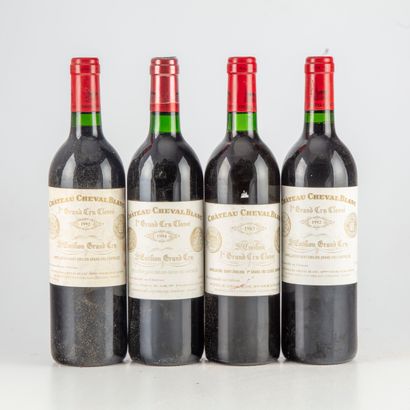 null 4 bouteilles : 1 CHÂTEAU CHEVAL BLANC 1983 1er GCC (A) Saint-Emilion, 2 CHÂTEAU...