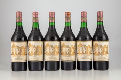 null 6 bouteilles CHÂTEAU HAUT BRION 1980 1er GCC Pessac-Leognan

Niveaux : 1 léger...