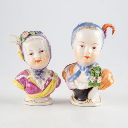null Deux sujets en porcelaine émaillée polychrome figurant deux bustes d'enfants...