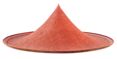 VIETNAM VIETNAM - XXe

Chapeau en vannerie de couleur rouge

D. : 60 cm