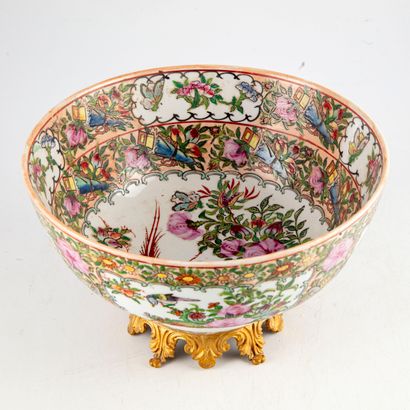 CHINE CHINE 

Importante coupe en porcelaine à décor polychrome de fleurs, oiseaux...