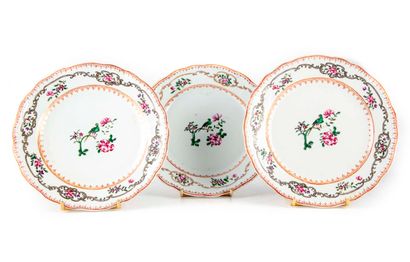 CHINE CHINE - XVIIIe

Suite de trois assiettes à bord contourné en porcelaine à décor...