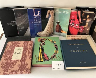 null Ensemble de 12 ouvrages sur la Mode

Dictionnaire du Costume - Maurice Leloir...