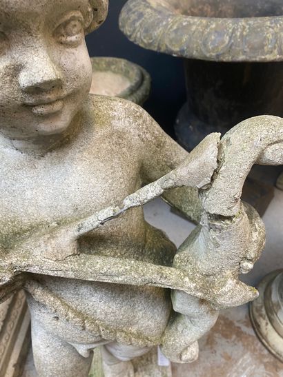 null Sculpture de jardin en pierre reconstituée figurant Cupidon avec son arc dans...