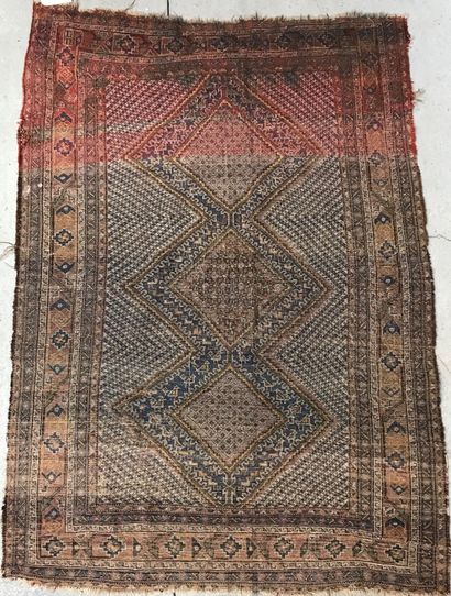 null Tapis en laine polychrome à décor de losanges

XXème siècle

185 x 125 cm

Insolé,...