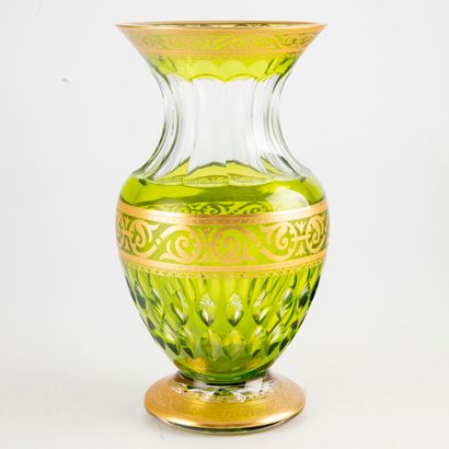 SAINT LOUIS SAINT LOUIS

Vase balustre en verre taillé et teinté vert à décor émaillé...