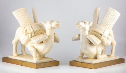 CHINE CHINE

Deux statuettes de chameaux en céramique dans le style des Tang. Socle

Travail...
