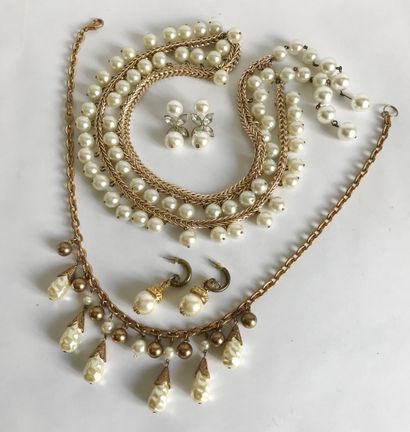 null Ensemble de bijoux fantaisies en métal doré et imitation de perles : deux colliers...