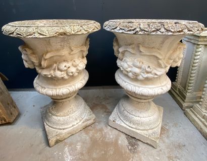 null Paire de vases Médicis en pierre reconstituée à décor en haut relief de muffles...