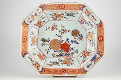 CHINE CHINE - XVIIIe

Plat creux rectangulaire à pans coupés en porcelaine à décor...