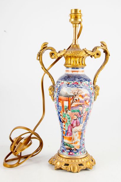 CHINE CHINE 

Vase de forme balustre en porcelaine polychrome à décor de scènes animées...
