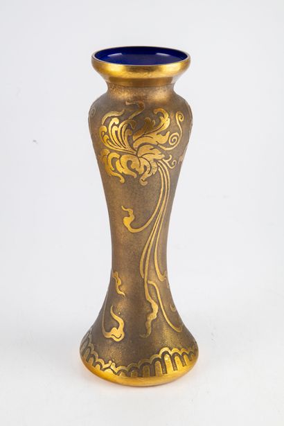 VAL SAINT LAMBERT VAL SAINT LAMBERT, Belgique

Vase en métal doré à décor de fleurs...