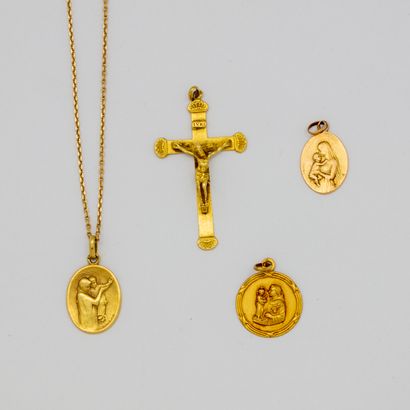 null Trois médailles de baptême et une croix en or

Poids brut :13,27 g.