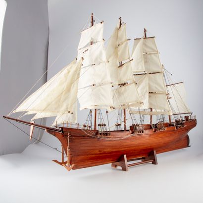 null Maquette de voilier à quatre mâts en bois, avec son présentoir

H. : 64 cm :...