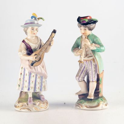 null Deux sujets en porcelaine émaillée polychrome figurant deux musiciens

Saxe...