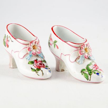 null Paire de petits souliers en porcelaine à décor de fleurs

XIXème siècle

6 x...