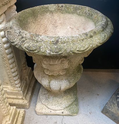null Vase médicis en pierre reconstituée à décor de blasons

H.: 48 cm

Etat d'u...