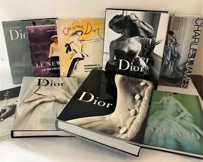 null Ensemble de 9 ouvrages sur DIOR principalement

Christian Dior - exposition...
