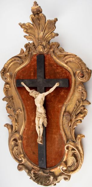 null Christ en croix en ivoirIne sur sa croix en bois noirci. Dans un cadre de forme...