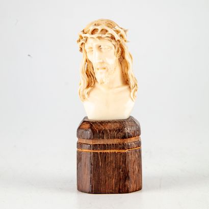 null Buste de Christ en ivoire sculpté en ronde-bosse, signé Migeon, soclé

Atelier...