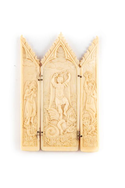 Dieppe DIEPPE - XIXe

Triptyque en ivoire sculpté en bas-relief représentant saint...