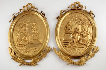 null Paire de plaques en bronze doré de forme ovale représentant des scènes avec...