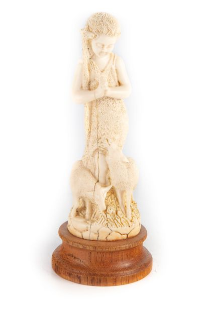 null Saint Jean-Baptiste enfant en ivoire sculpté en ronde-bosse, monogrammé SL sur...