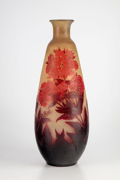 GALLE Emile GALLE (1846-1904)

Important vase en verre multicouche à décor dégagé...