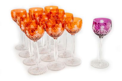 null Suite de treize verres à pied pour les vins d'Alsace en cristal taillé de c...