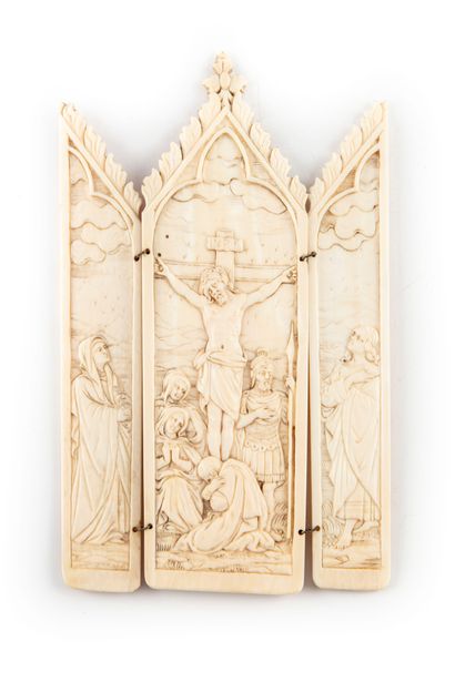 null Triptyque en ivoire sculpté en bas-relief représentant la Crucifixion, la Vierge...