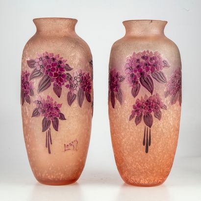 LEGRAS François-Théodore LEGRAS (1839-1916)

Paire de vases en verre givré dégagé...