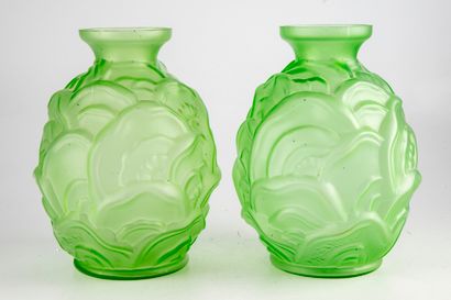 CATTEAU Charles CATTEAU (1880-1966)

Paire de vases modèle Scailmont en verre moulé-pressé...
