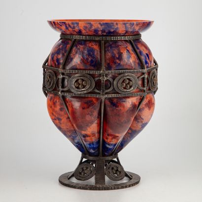 André DELATTE 
André Delatte (1887-1953)



Vase en verre marmoréen orangé et bleu...