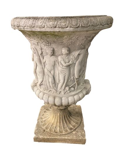 null Paire d'importants vases Médicis en pierre reconstituée à décor en bas-relief...
