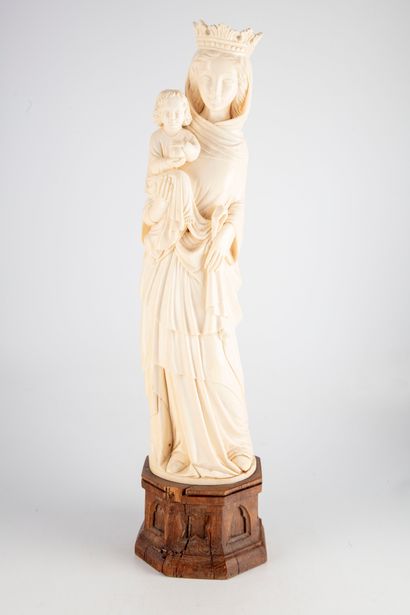 null Vierge à l'Enfant en ivoire sculpté, soclé

Epoque XIXe

H. : 61 cm