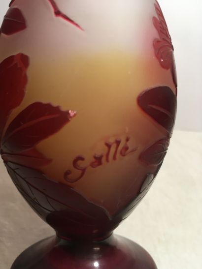GALLE Manufacture GALLE

Petit vase balustre sur pied en verre givré à décor détouré...
