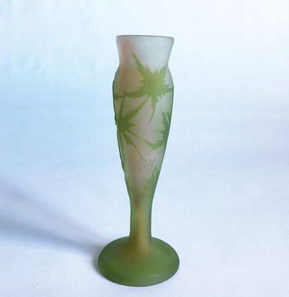 GALLE Manufacture GALLE

Petit vase balustre à col resserré en verre givré à décor...